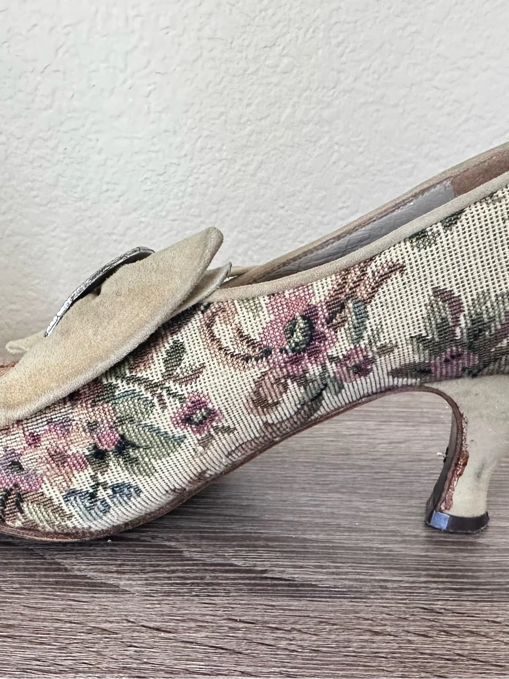 Peter Fox Vintage Woven Floral Tapestry Suede Bow Buckle Heels Pumps Italy 7.5B